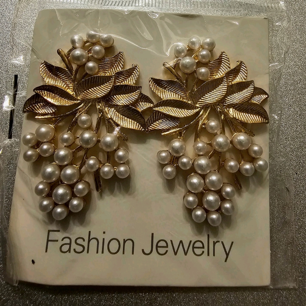 Faux pearl leaf decor earring. - Picture 4 of 4